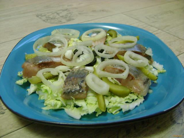 Салат с сельдью и пекинской капустой рецепт с фото 5-го шага 