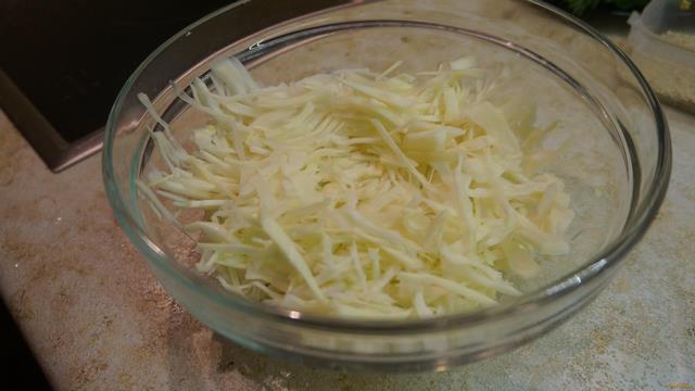 Салат из капусты и яблок в горчичной заправке рецепт с фото 2-го шага 