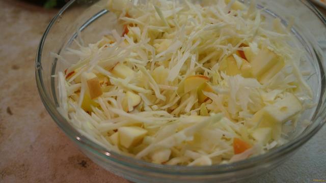 Салат из капусты и яблок в горчичной заправке рецепт с фото 4-го шага 