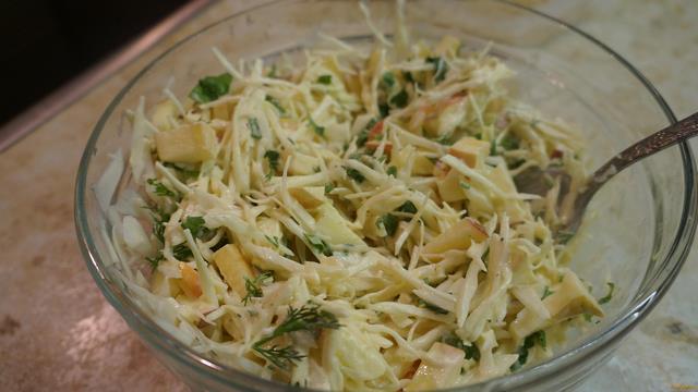Салат из капусты и яблок в горчичной заправке рецепт с фото 8-го шага 