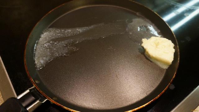 Салат из яичных блинчиков и крабового мяса с маринованным луком рецепт с фото 2-го шага 