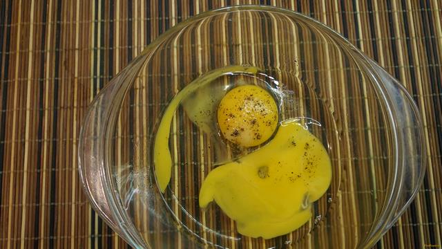 Салат из яичных блинчиков и крабового мяса с маринованным луком рецепт с фото 3-го шага 