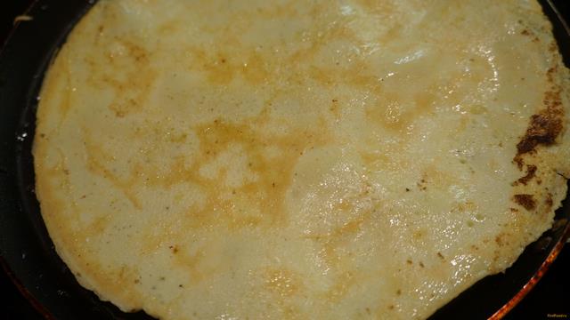 Салат из яичных блинчиков и крабового мяса с маринованным луком рецепт с фото 6-го шага 