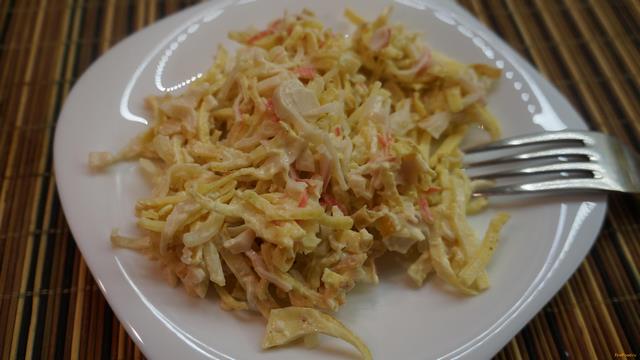 Салат из яичных блинчиков и крабового мяса с маринованным луком рецепт с фото 11-го шага 