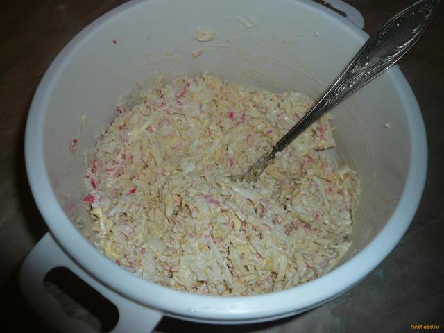 Нежный салат из крабового мяса рецепт с фото 4-го шага 
