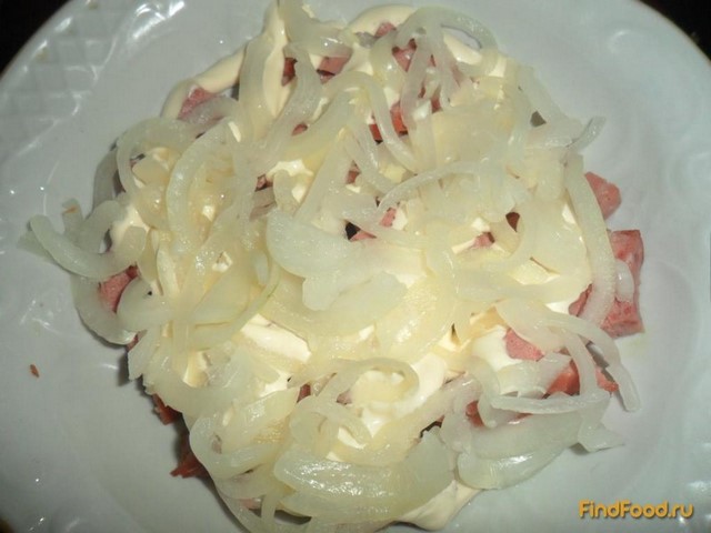 Слоеный салат с маринованным луком рецепт с фото 2-го шага 
