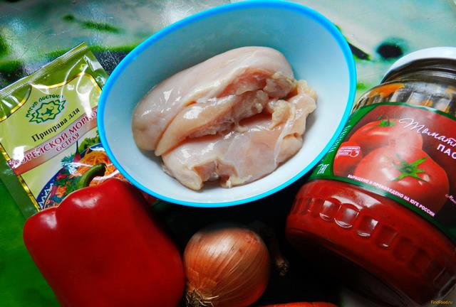 Острый салат с курицей и болгарским перцем рецепт с фото 1-го шага 