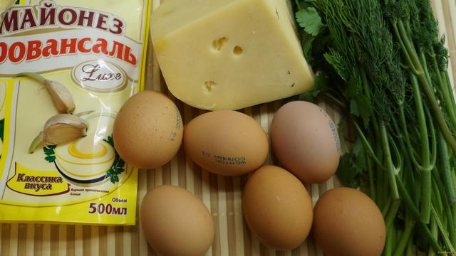 Яичный салат с сыром и зеленью рецепт с фото 1-го шага 