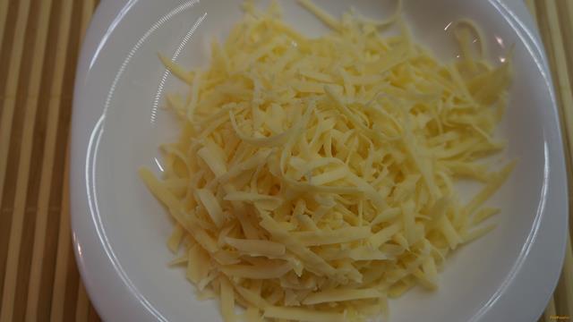 Яичный салат с сыром и зеленью рецепт с фото 4-го шага 