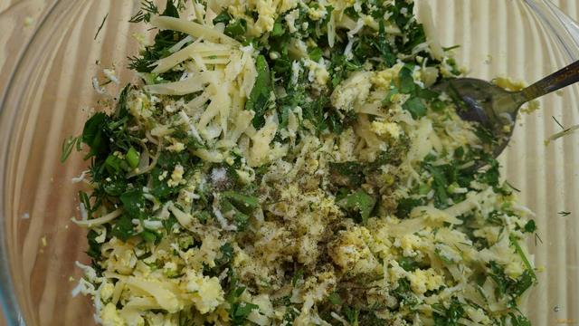 Яичный салат с сыром и зеленью рецепт с фото 9-го шага 