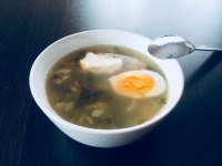 Суп со щавелем и куриным яйцом