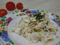 Куриный салат с омлетом и маринованным луком