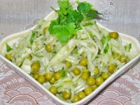 Салат из капусты с зелёным горошком
