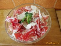 Мясной салат с помидорами