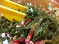 Острый салат из ламинарии с луком и чесноком рецепт с фото
