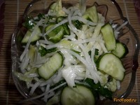 Салат с редькой капустой и огурцом