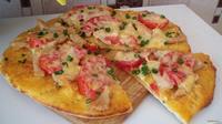 Пицца с курицей сыром и помидорами рецепт с фото