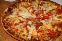 Пицца с охотничьими колбасками рецепт с фото