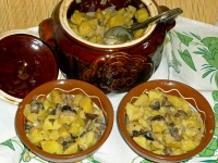 Картофель с грибами и черносливом в горшочке рецепт с фото