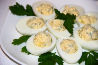 Фаршированные яйца с чесноком и зеленью рецепт с фото