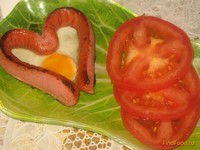 Яичница в сосиске в форме сердца рецепт с фото