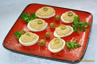 Яйца фаршированные пастой из вяленых томатов и грибов рецепт с фото
