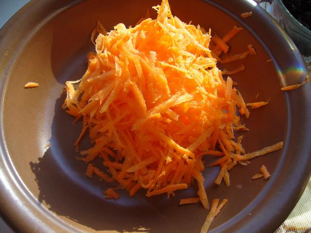 Кекс с морковью и изюмом рецепт с фото 2-го шага 