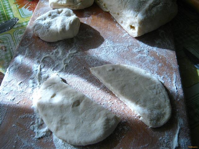 Пирожки на кефире с сухофруктами рецепт с фото 6-го шага 