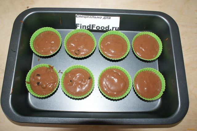 Шоколадные кексы с черной смородиной рецепт с фото 5-го шага 