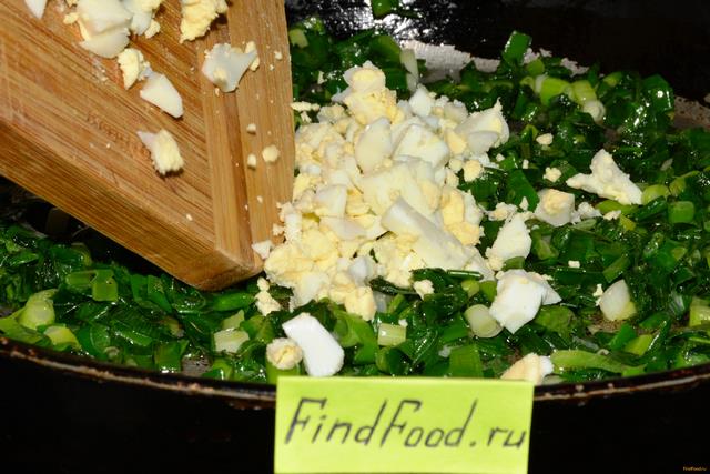 Слоеный пирог с зеленым луком и яйцом рецепт с фото 8-го шага 