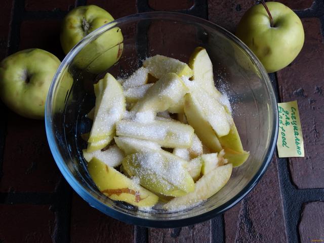 Яблочная шарлотка на кефире рецепт с фото 8-го шага 