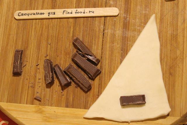 Слоеные рогалики с шоколадом рецепт с фото 3-го шага 