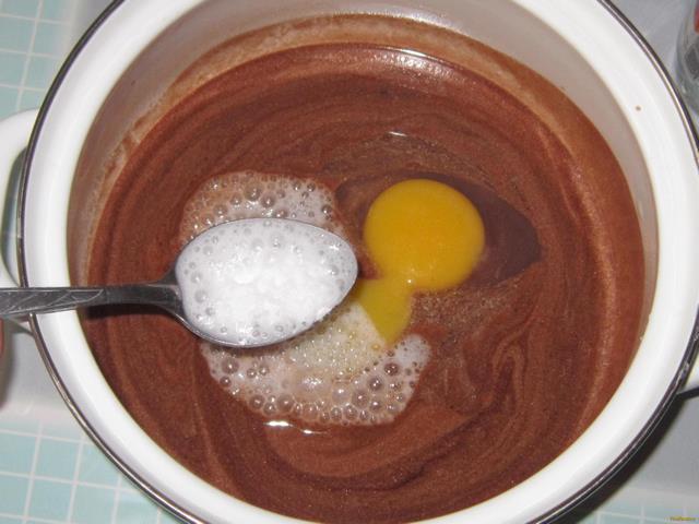 Кексы с горьким и белым шоколадом рецепт с фото 3-го шага 