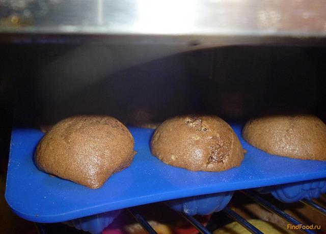 Шоколадные мини-маффины с вишней рецепт с фото 11-го шага 