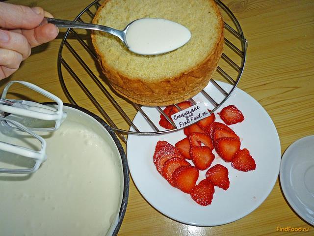 Бисквитный торт с клубникой рецепт с фото 14-го шага 