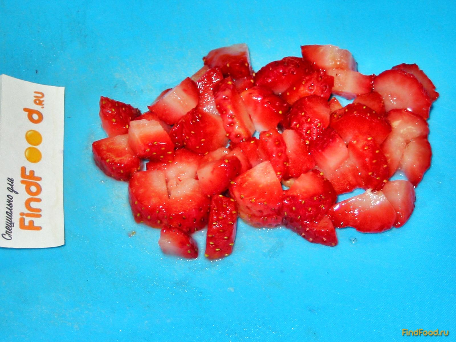 Шарлотка с ягодами рецепт с фото 2-го шага 