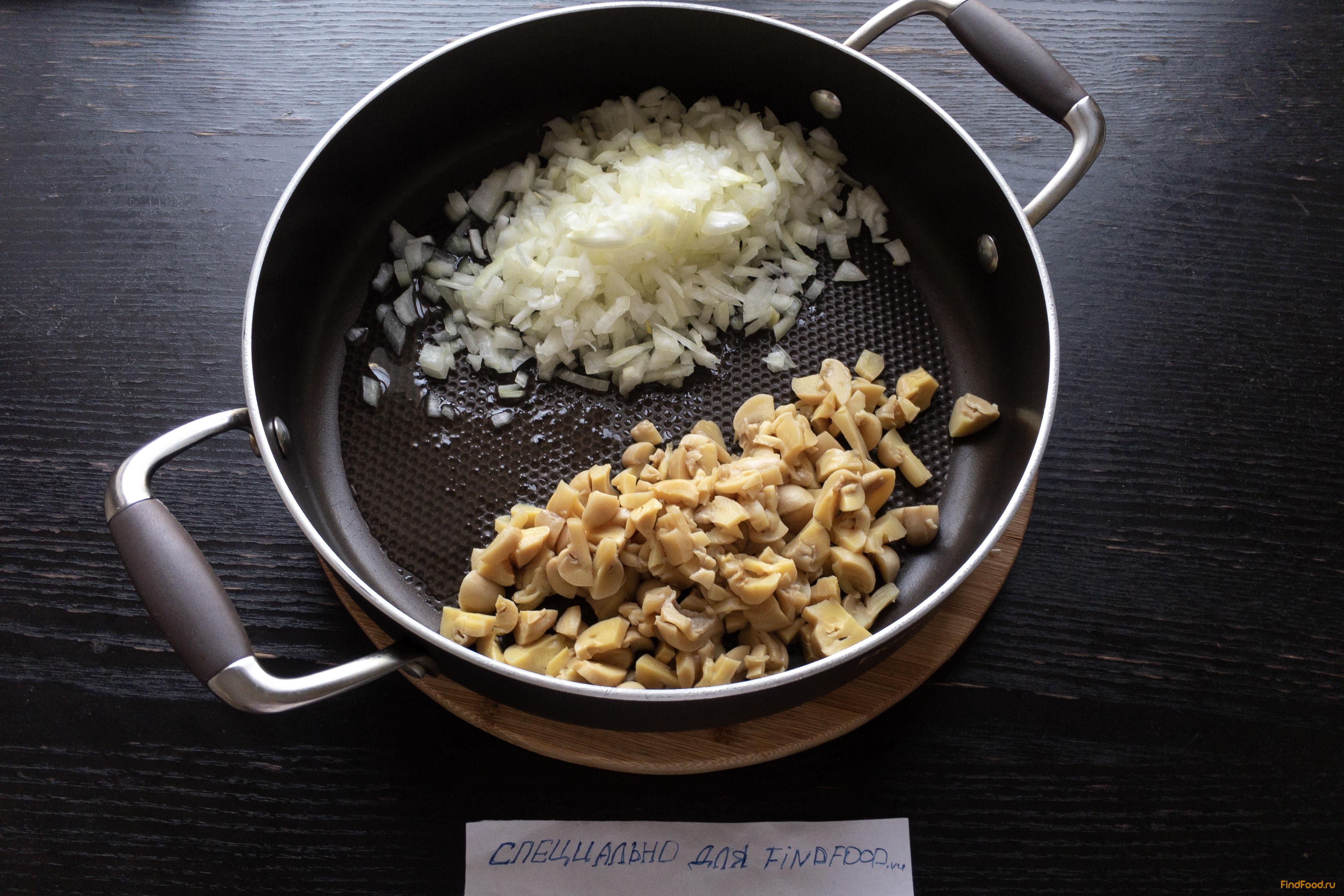 Слойки с картофелем и маринованными грибами из дрожжевого теста рецепт с фото 5-го шага 