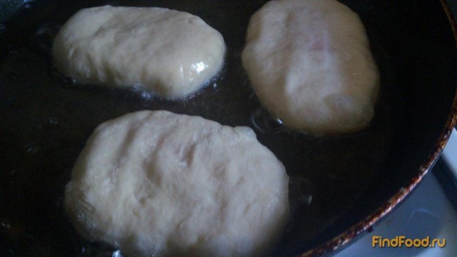 Пирожки жареные с тушеной капустой  рецепт с фото 3-го шага 