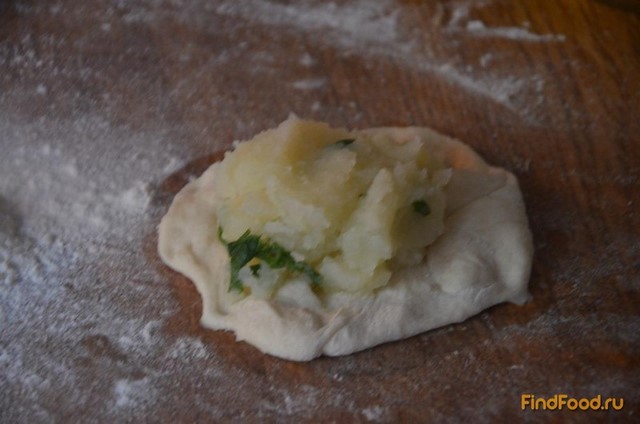 Пирожки с картофельной начинкой и зеленью рецепт с фото 3-го шага 