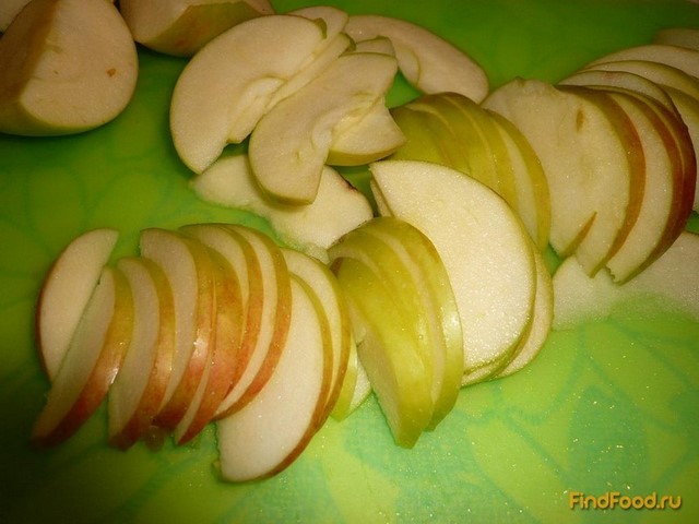 Пирог из слоеного теста с яблоками и изюмом рецепт с фото 4-го шага 