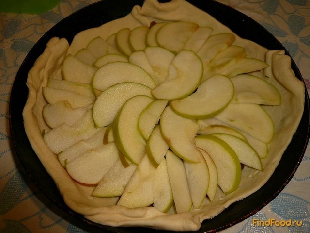 Пирог из слоеного теста с яблоками и изюмом рецепт с фото 6-го шага 