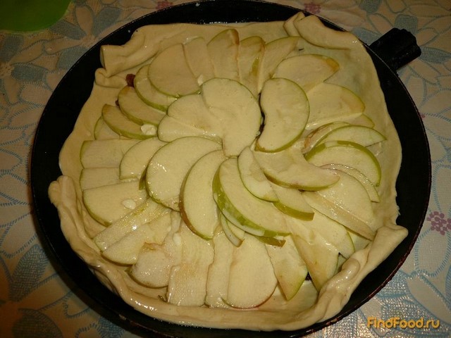 Пирог из слоеного теста с яблоками и изюмом рецепт с фото 10-го шага 