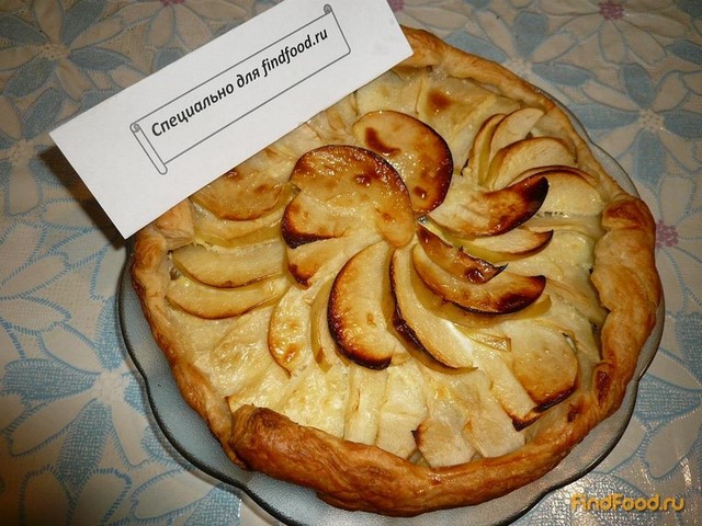 Пирог из слоеного теста с яблоками и изюмом рецепт с фото 11-го шага 
