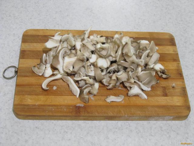 Лепёшки дрожжевые с грибами рецепт с фото 4-го шага 