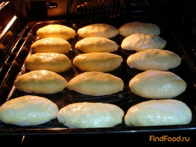 Пирожки с луком и яйцом и с  начинкой из печени рецепт с фото 10-го шага 