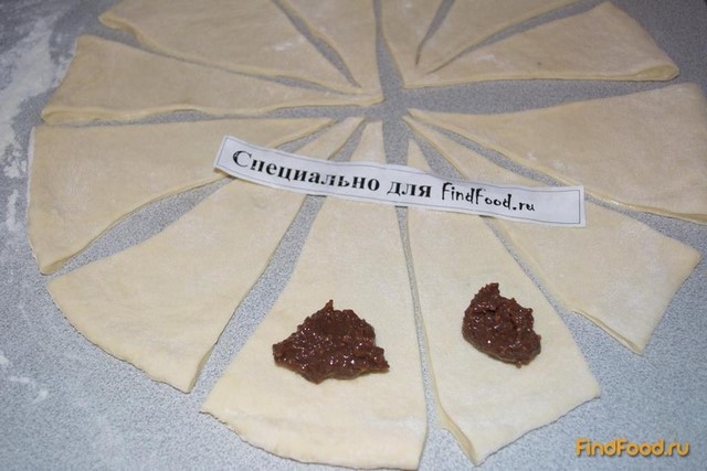 Дрожжевые круассаны с шоколадно-ореховой пастой  рецепт с фото 10-го шага 