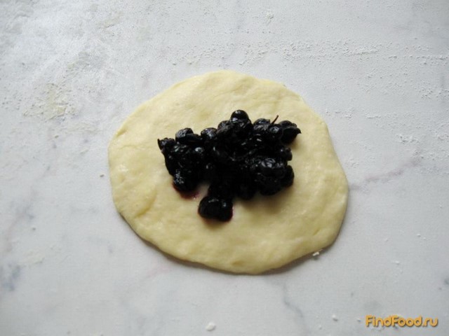 Пирожки с черникой рецепт с фото 7-го шага 