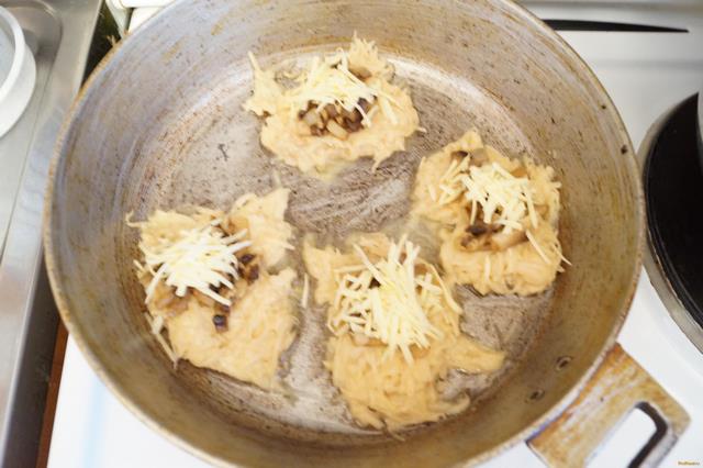 Картофельные драники с шампиньонами рецепт с фото 6-го шага 