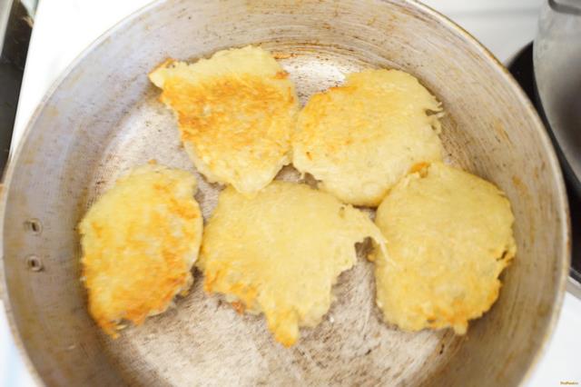 Картофельные драники с шампиньонами рецепт с фото 7-го шага 