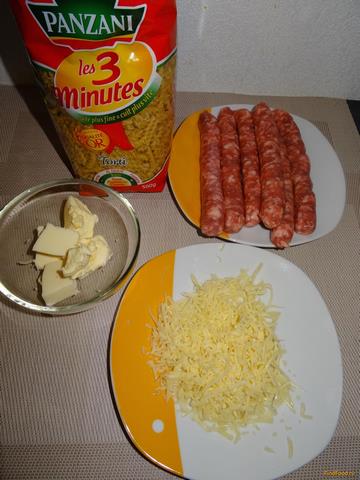 Макароны с колбасой домашней и сыром рецепт с фото 1-го шага 